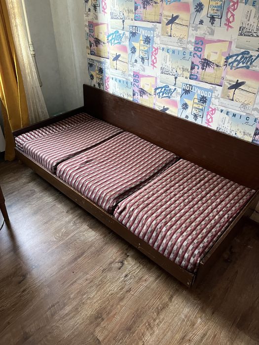 Тахта (диван) деревянная односпальная.