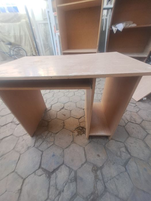 Полка ва стол сотилади.