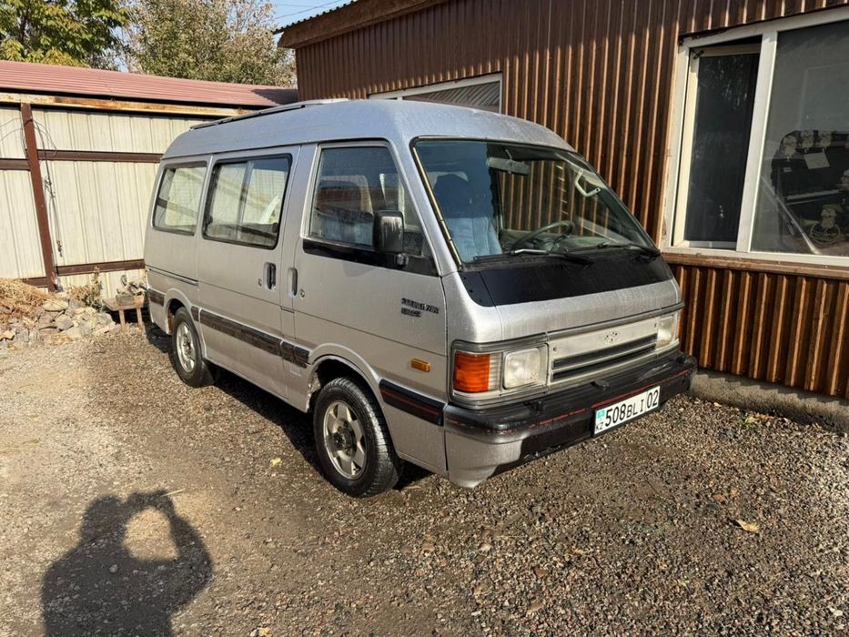 Машина Мазда Бонго