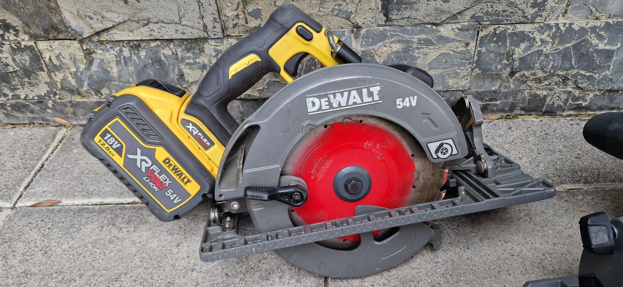 Dewalt ,Milwaukee circular pe acumulator