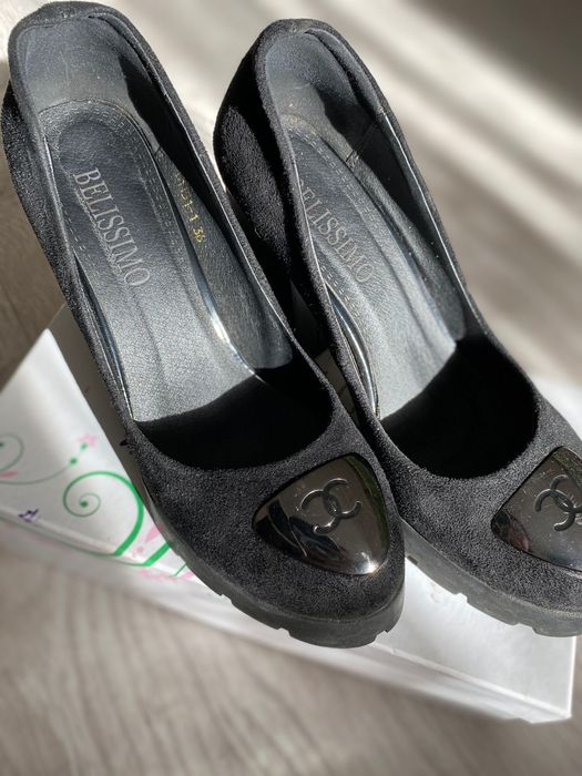 Продается чёрные замшевые туфли