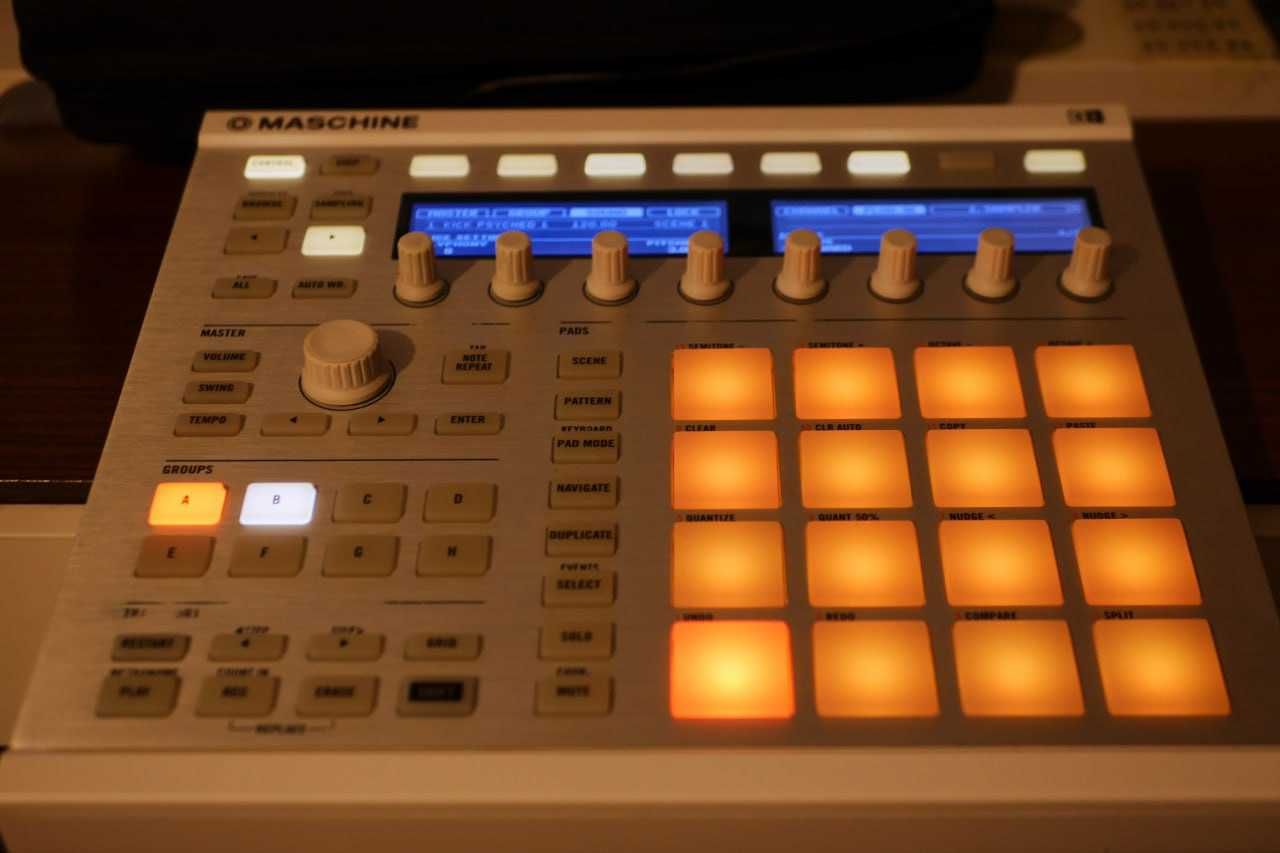 Maschine mk2, Controller,  Groovebox, Drum machine.