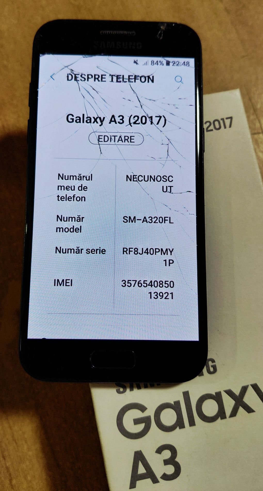 Vand cu husa si cutie, Samsung A3-2017. Sticla fisurata.