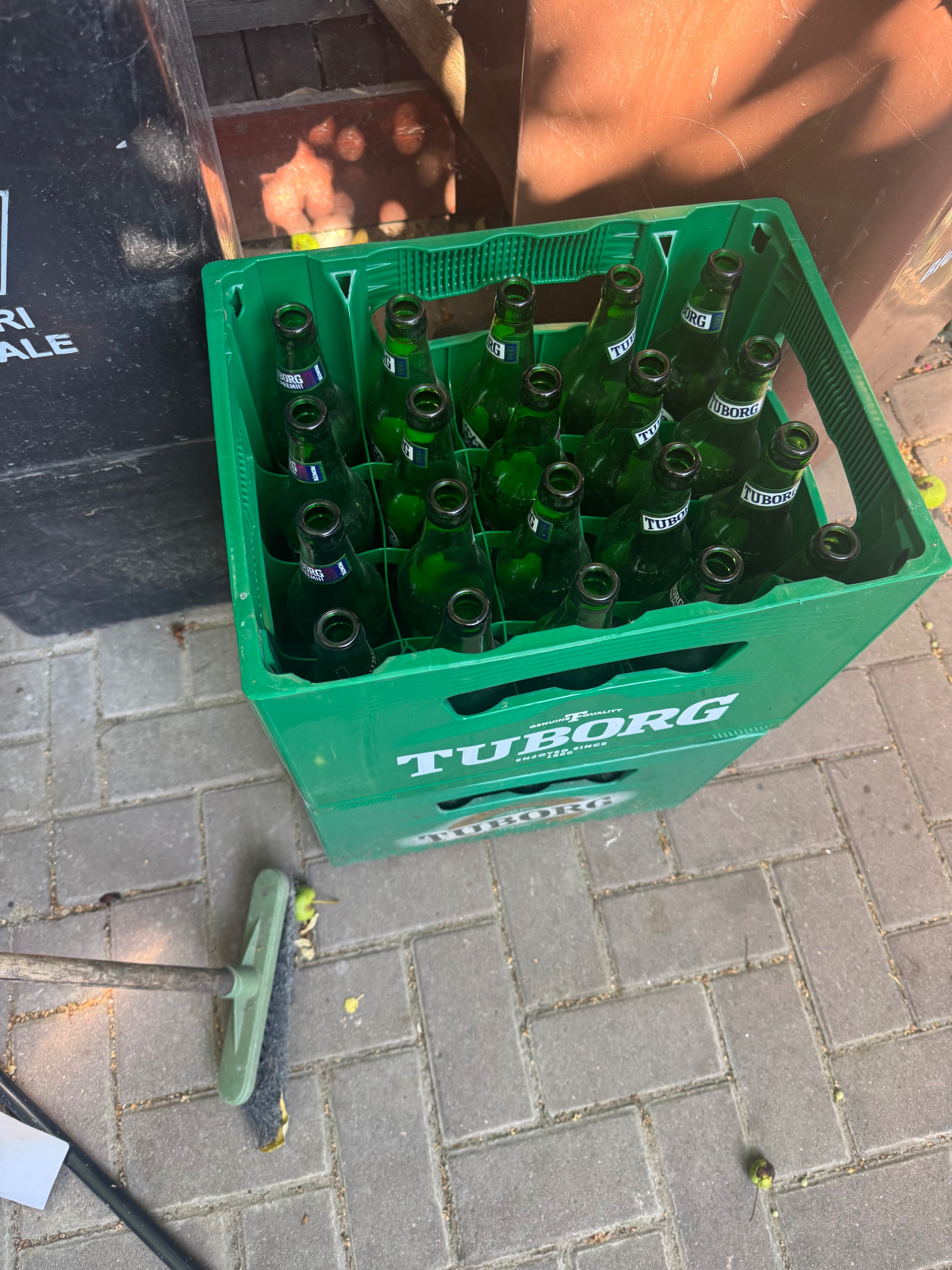 Vand 2 navete bere tuborg cu sticlele