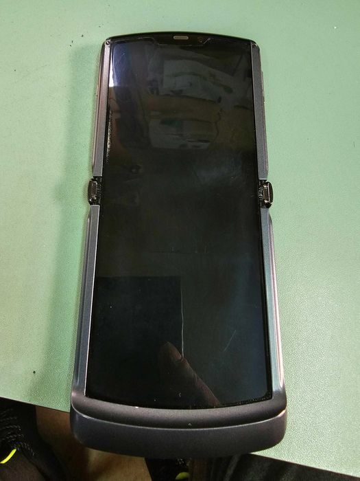 Продавам Motorola Razr 5G