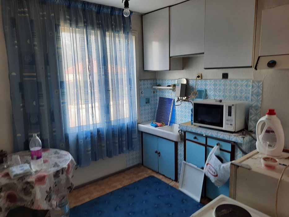 Продавам къща на 2 етажа с 2 гаража и доп. постройки