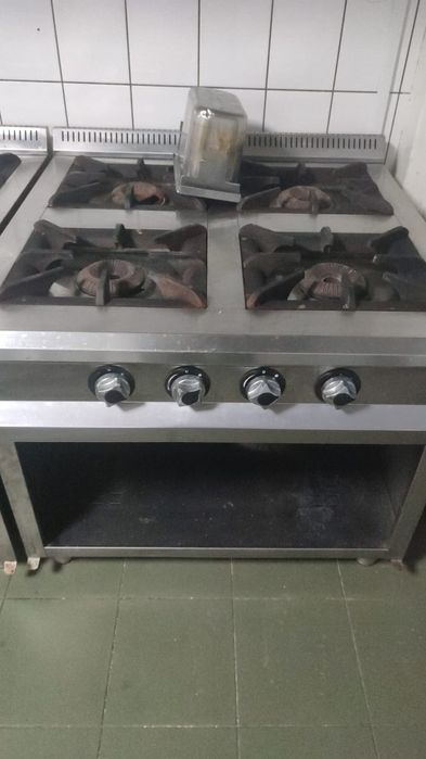 Mașina gătit cu 4 ochiuri, din inox, cu banc, de putere