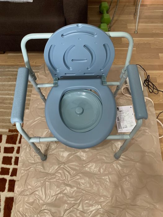 Vând cărucior cu rotile, scaun toaleta, saltea
