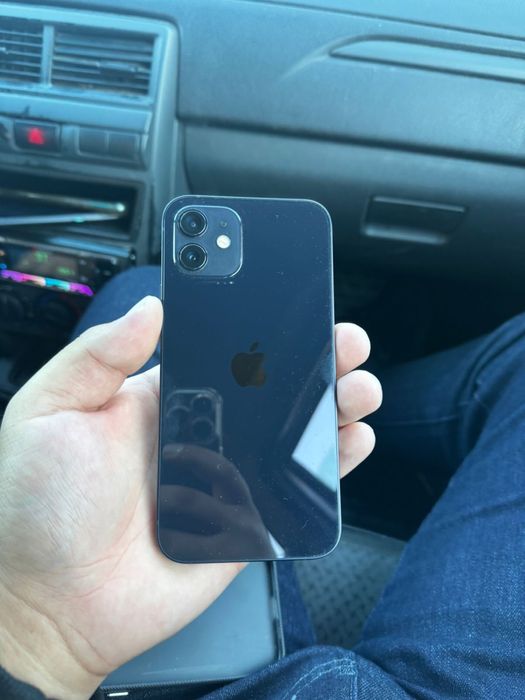 Iphone 12 black.