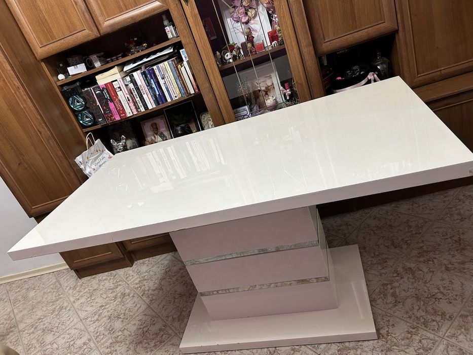 Маса със среден крак