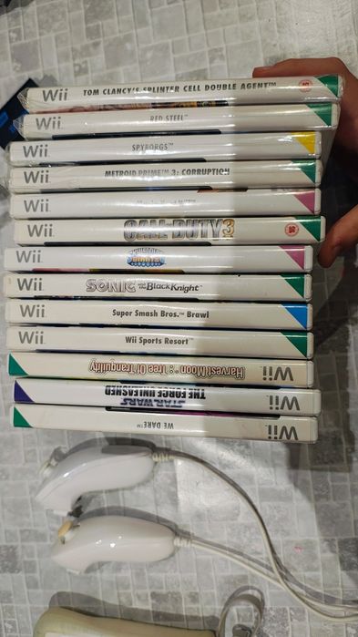 Nintendo wii в отлично състояние с 13 игри и много аксесоари