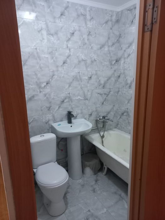 Сдам в аренду 2-х комн квартиру. В 1мкр 5 дом на долгий срок.