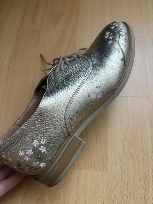 Pantofi aurii cu siret