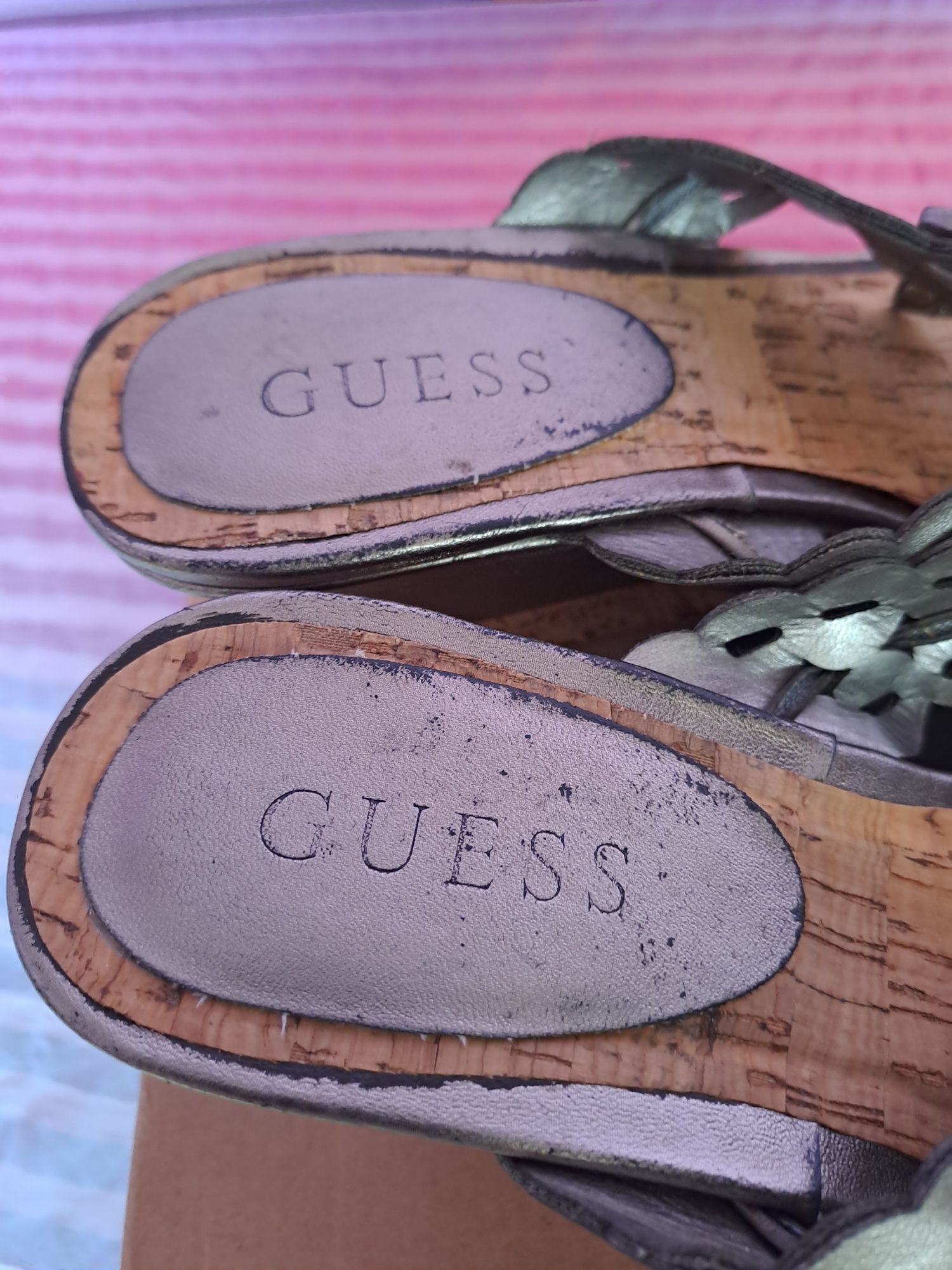 Vând Papuci cu Platforma  Guess Mărimea 38