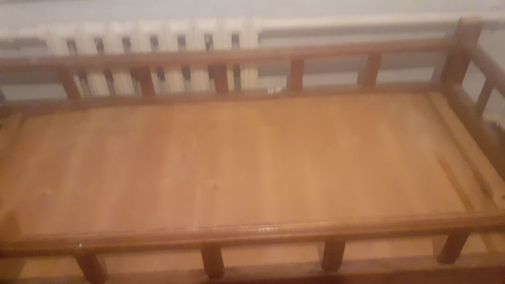 Кровать деревянная.