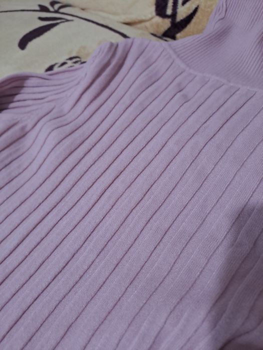 Pantaloni albastrii și bluza roza