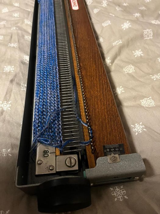 Mașina de tricotat veche nefolosita