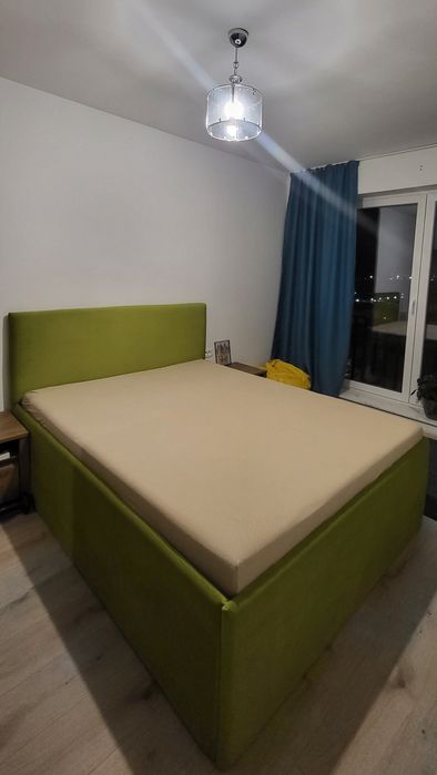 Pat tapițat cu somieră rabatabilă și saltea