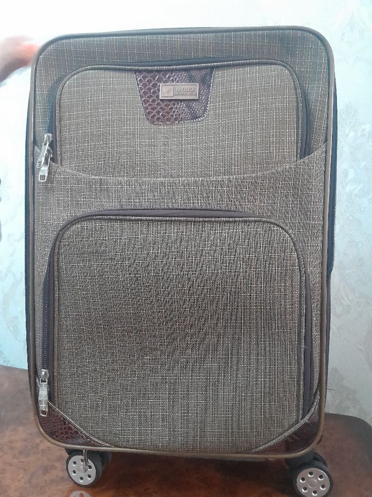Sayohat uchun chemadon sotiladi