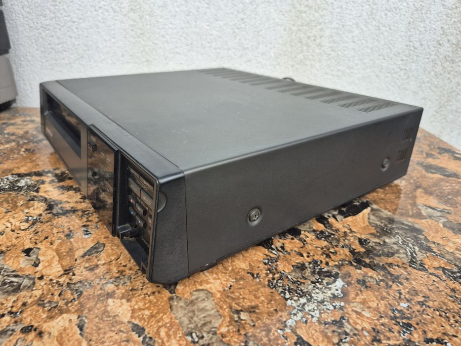 - Vand video cassette pleyer marca Gold Star Art B model VCP R1010, ma