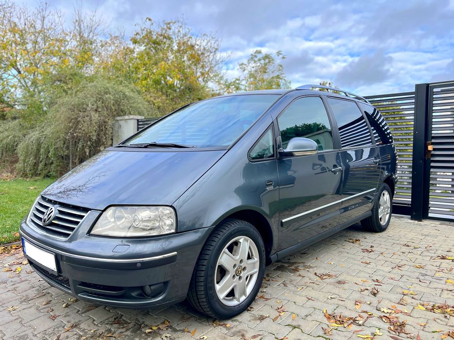 • Volkswagen Sharan / 7 Locuri / Pachet High-Line / Cutie Automată •