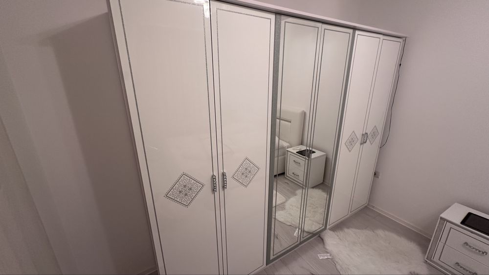 Dormitor complet pat noptiere oglinda dulap gama de lux cu led