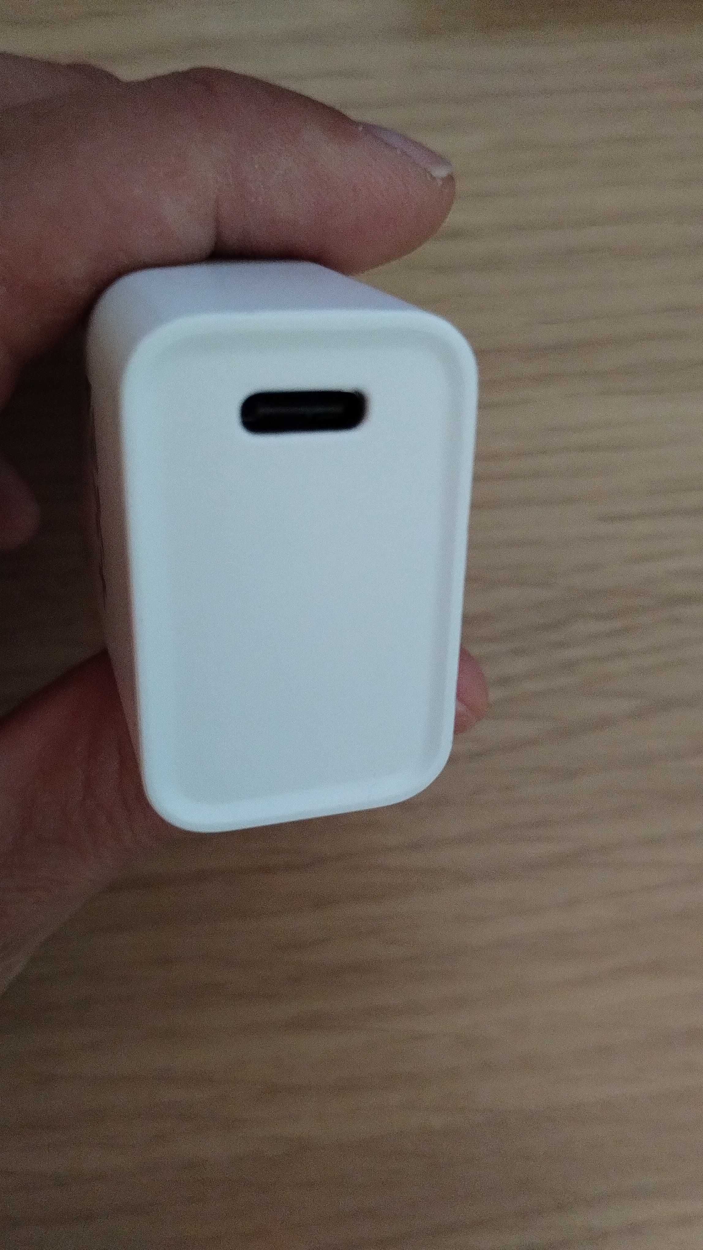 Продава NEXT ONE бързо зарядно 20W с USB-C за iPhone и iPad