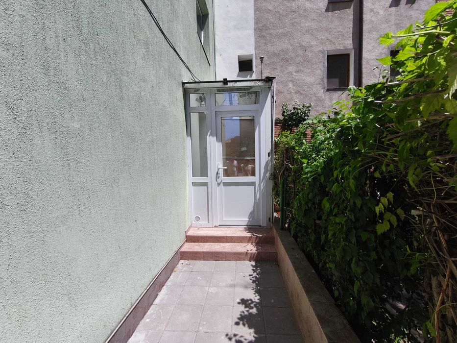 Apartament renovat 3 camere, parter, acces separat, Cetate