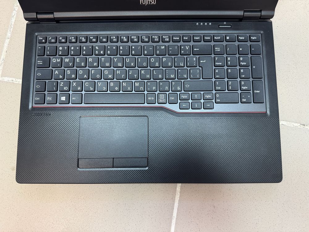 Лаптоп Fujitsu LifeBook E5511 - 15,6 инча, i5, отличен