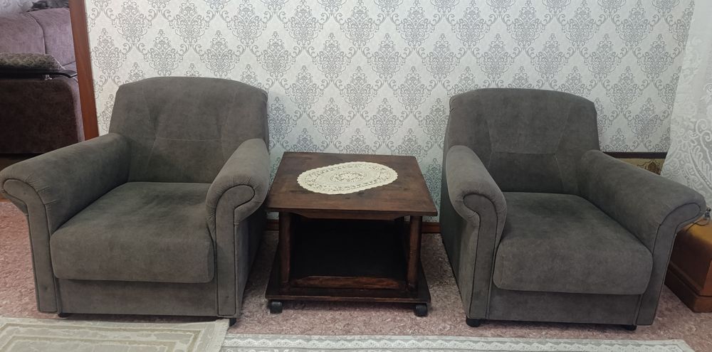 Продам 2 кресла. Отдам бесплатно журнальный столик