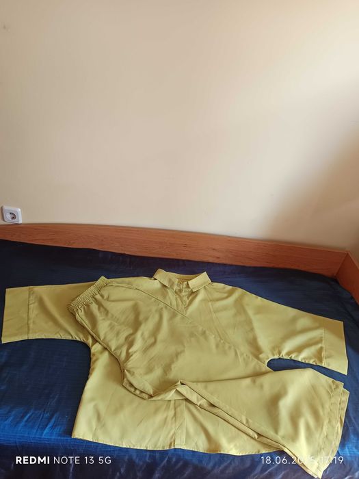 Продавам чисто нов комплект XL, 40лв. Широк панталон и свободна риза.