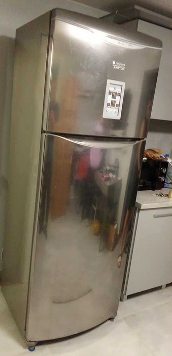 Продавам хладилник с горен фризер NO FROST HOTPOINT NMTP 1912
