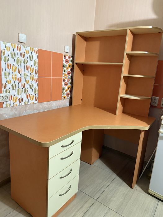 Продам кухонный стол