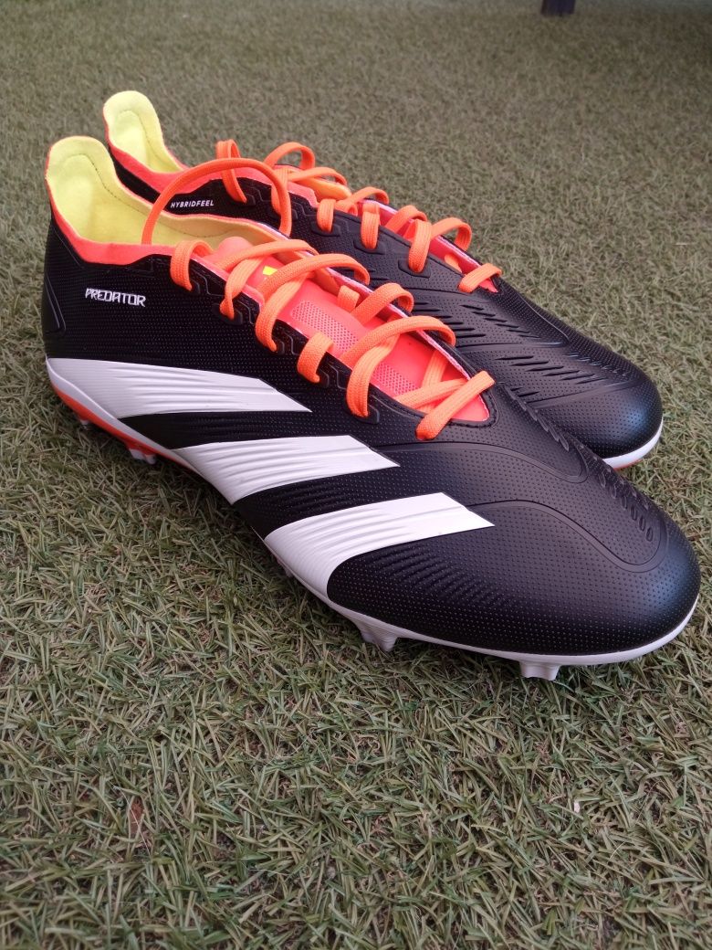 Adidas Predator MG.