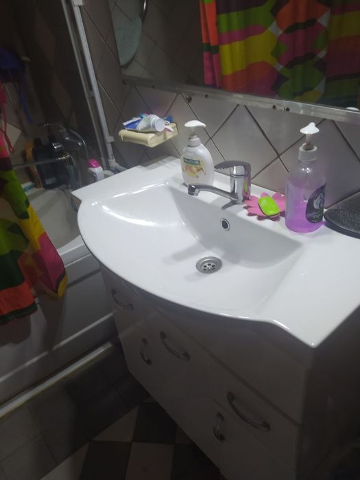 Продается 2-х комнатная квартира в центре.