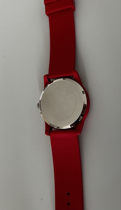 Червен часовник Guess