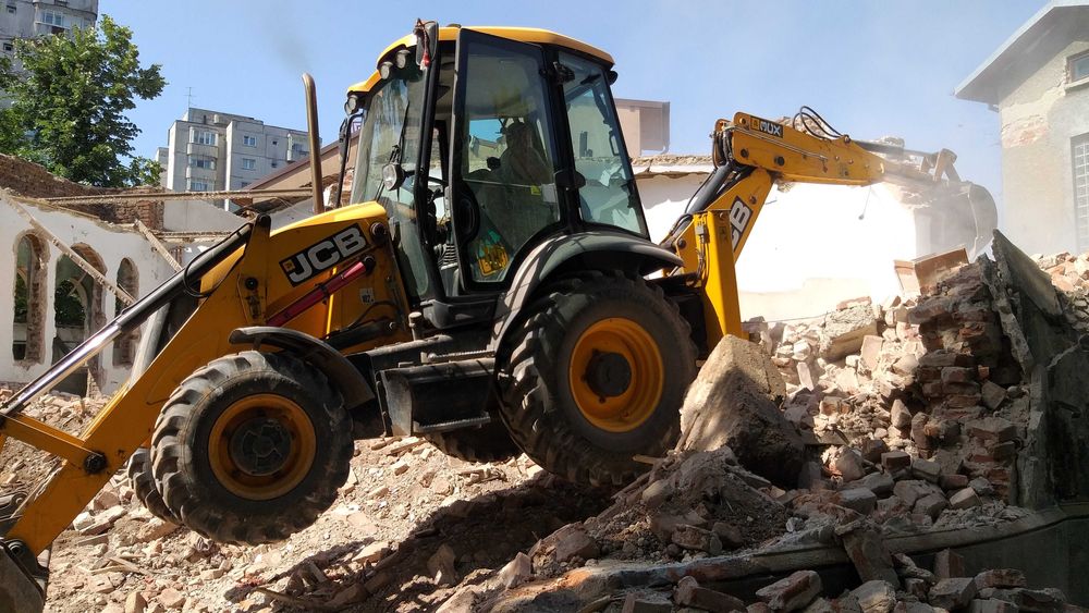 Servicii buldoexcavator , evacuare moloz , picon , demolari