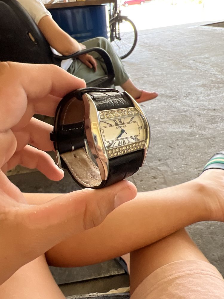 Продава се часовник на cartier !