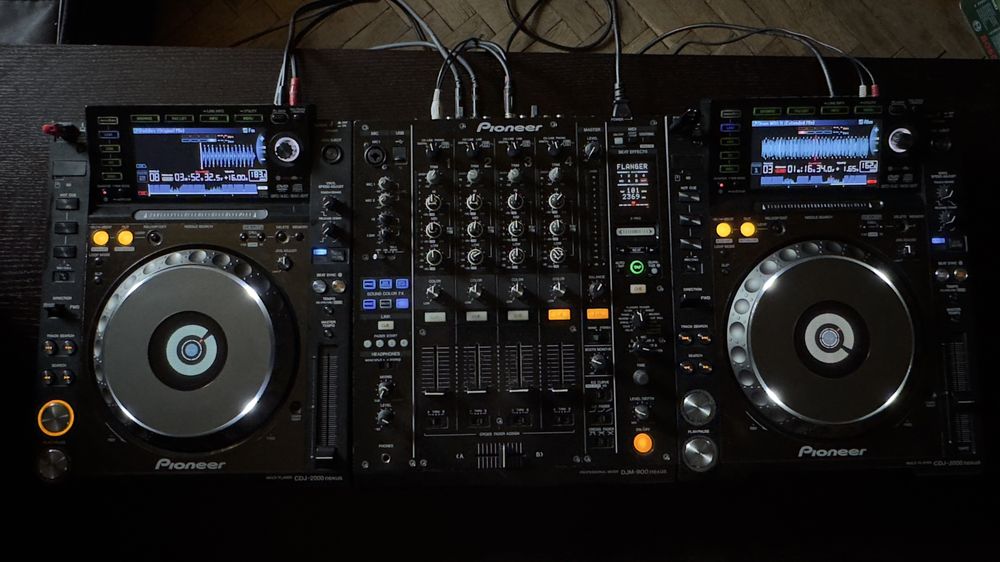 2 x Pioneer CDJ-2000 Nexus + Pioneer DJM-900 Nexus
