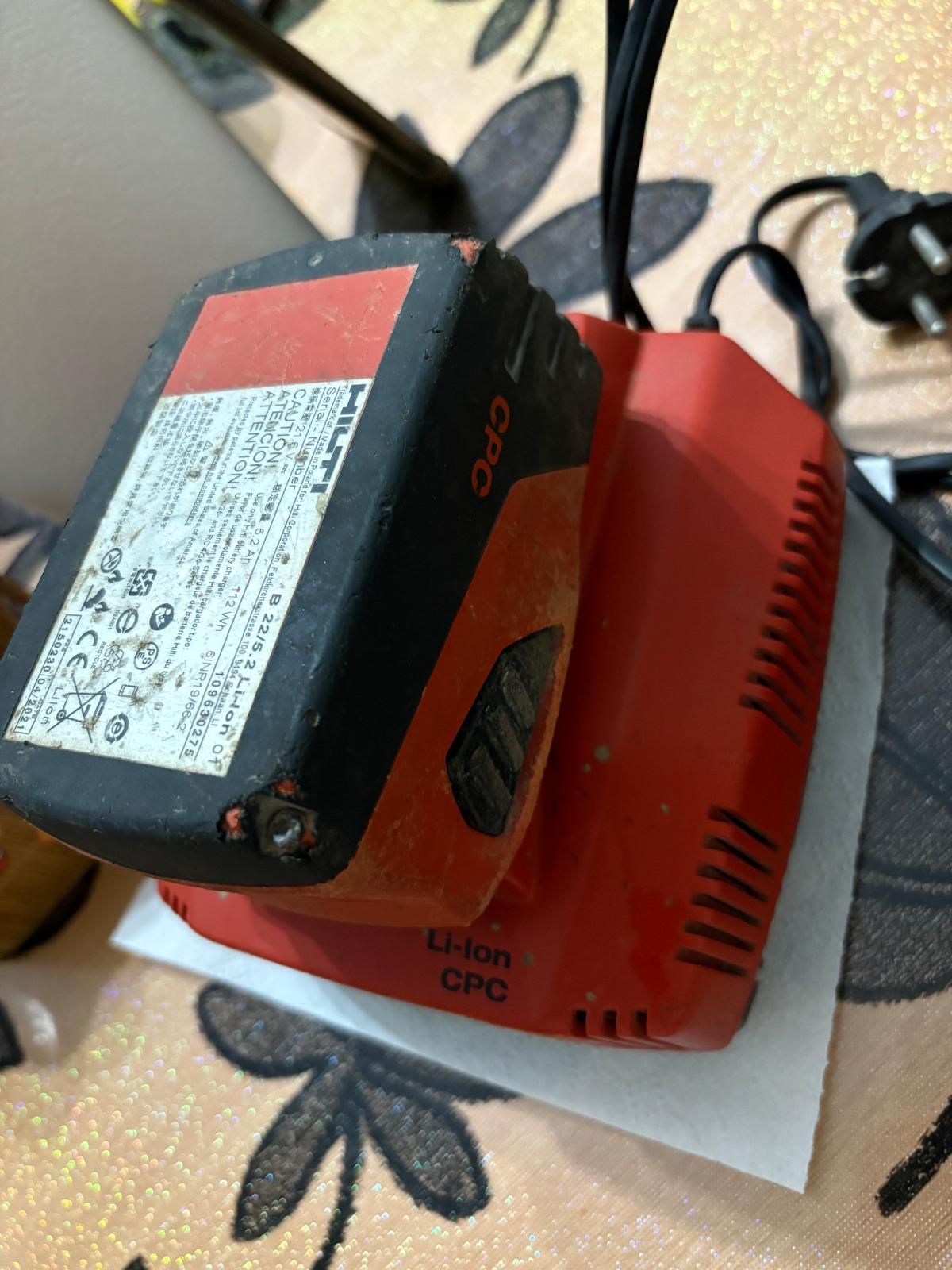 Încărcător si acumulator hilti