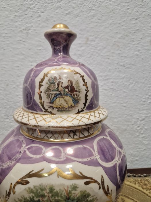 Белгийска порцеланова ваза-урна