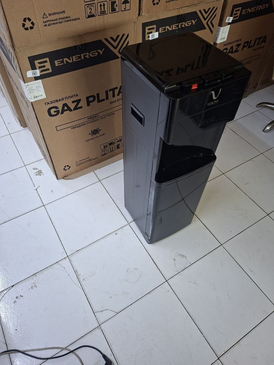 Pastga suv qoʻyiladigan kuler