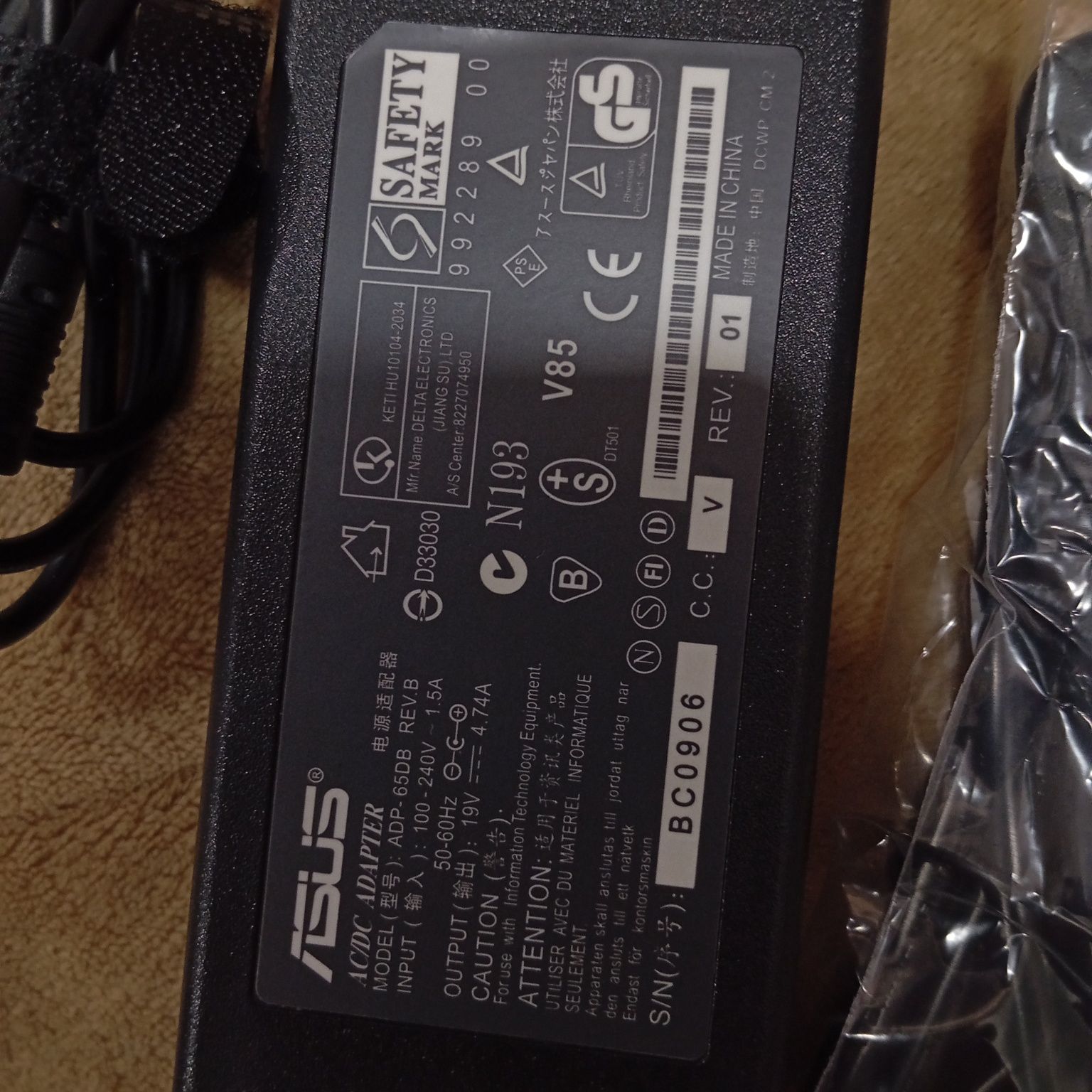 Продам зарядку на компьютере Asus