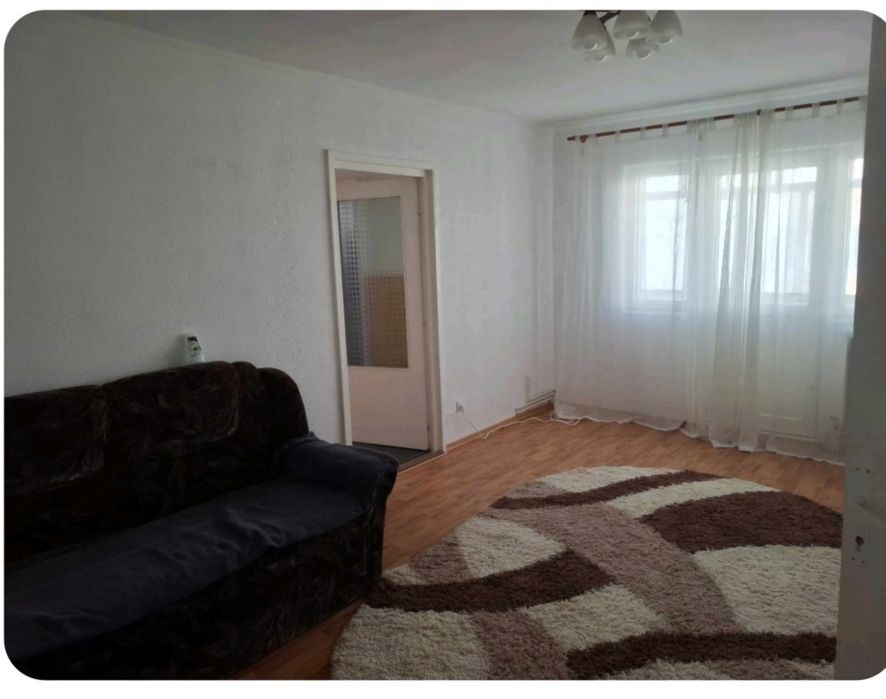 Apartament spațios, situat la etajul II, cu 4 camere și balcon.