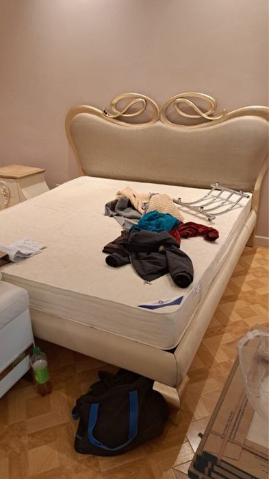 Продам спальную кровать, тумбу с зеркалом, 2 тумбочки