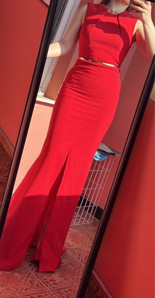 Дълга рокля с цепка в червено