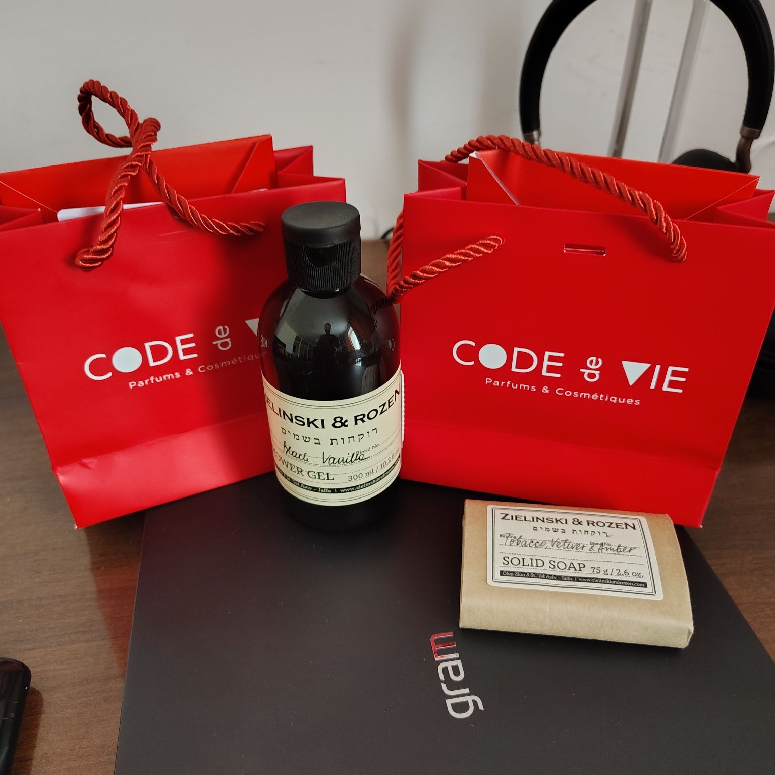 2ОО ОООК Подарочный сертификат Code de Vie + ПОДАРОК Гель для душа Зи