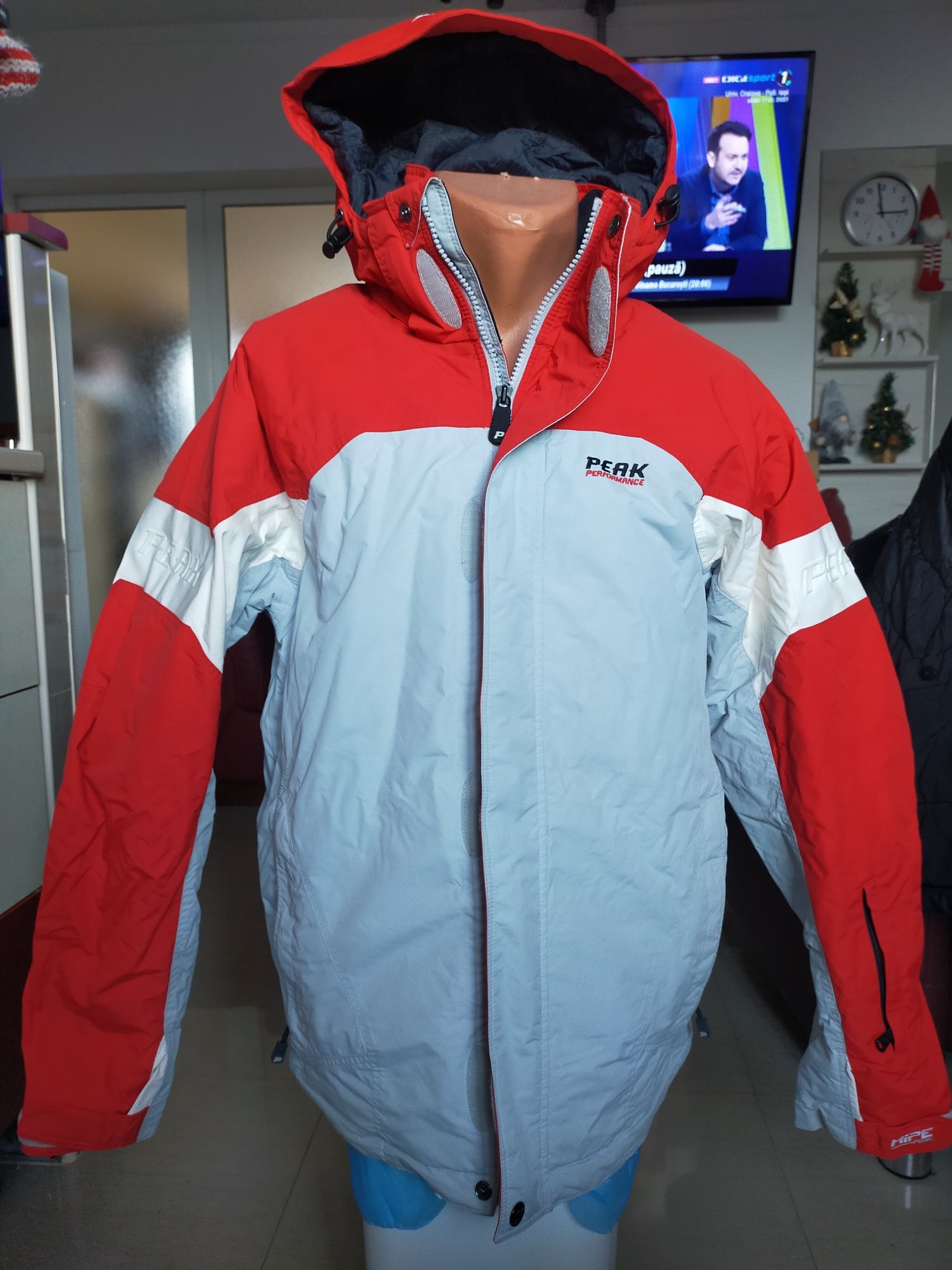 Vând costum ski PEAK PERFORMANCE mărimea M