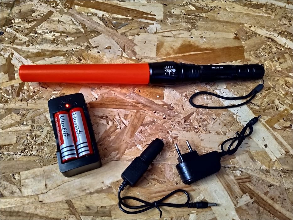 Lanterna Puternica LED Cree XML T6 Cu 2 Acumulatori si Incarcator 220V