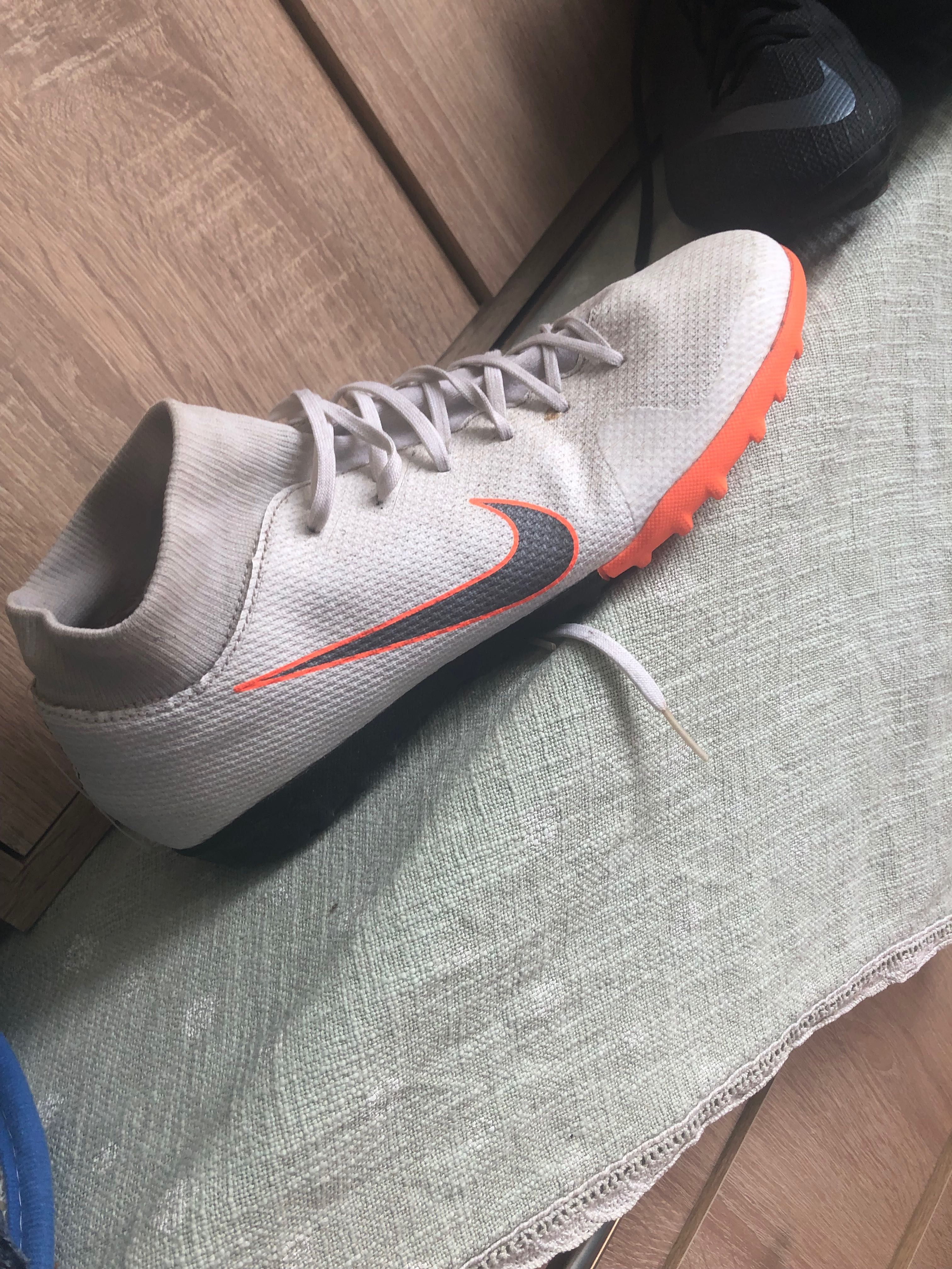 Vând ghete de sala de fotbal Nike mercurial x albe cu șoseta